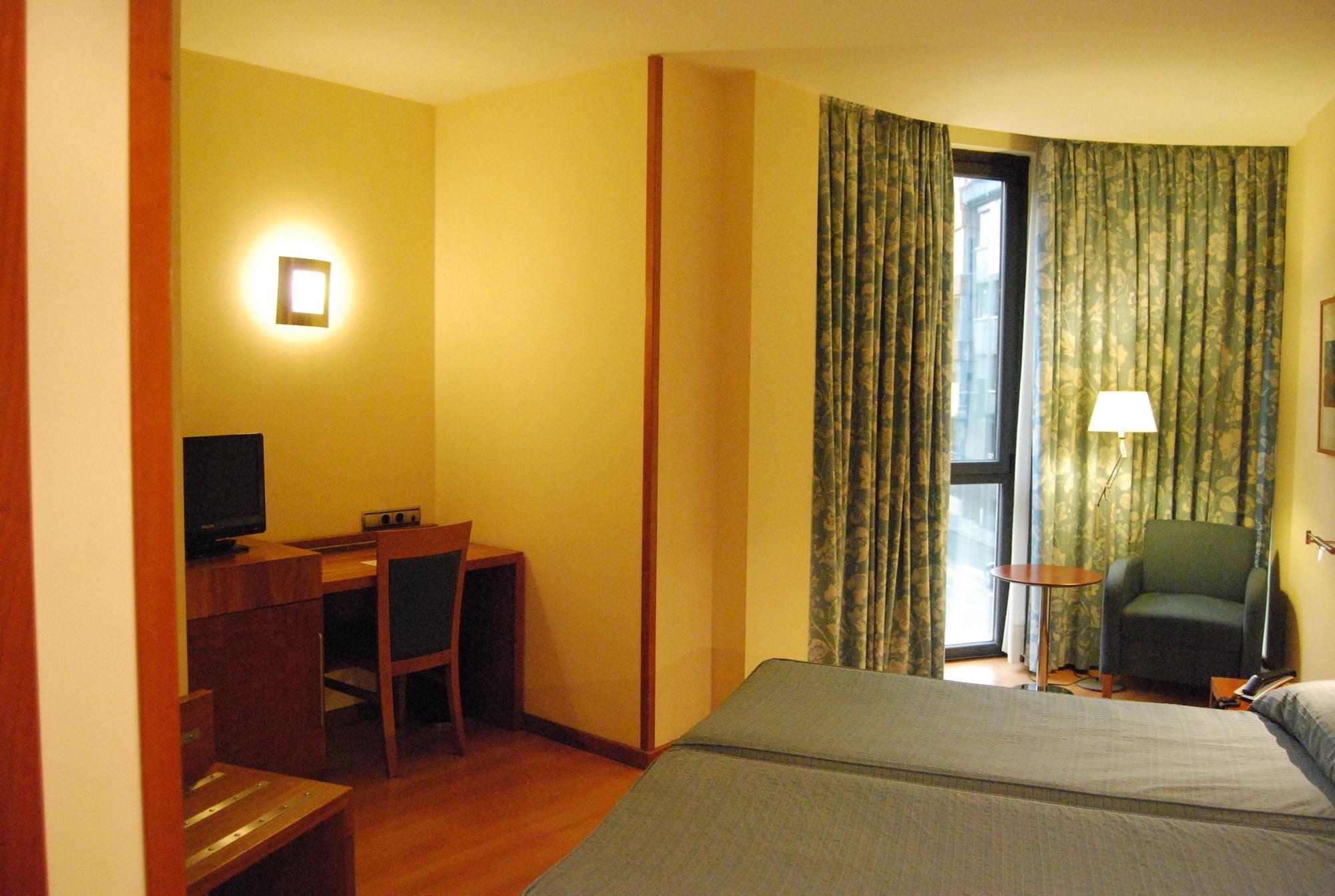 Hotel Mieres Del Camino מראה חיצוני תמונה
