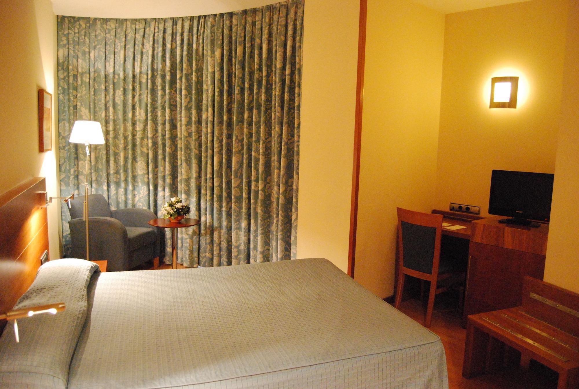 Hotel Mieres Del Camino מראה חיצוני תמונה