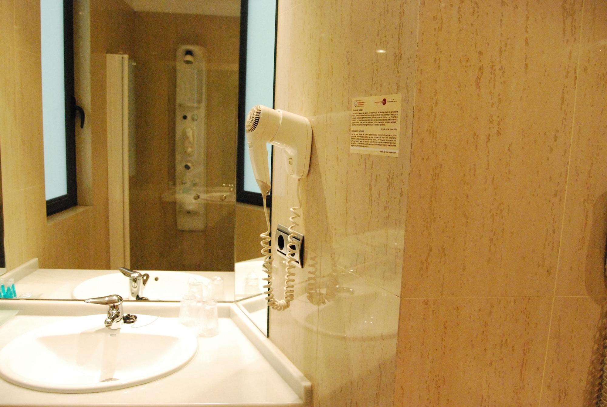 Hotel Mieres Del Camino מראה חיצוני תמונה