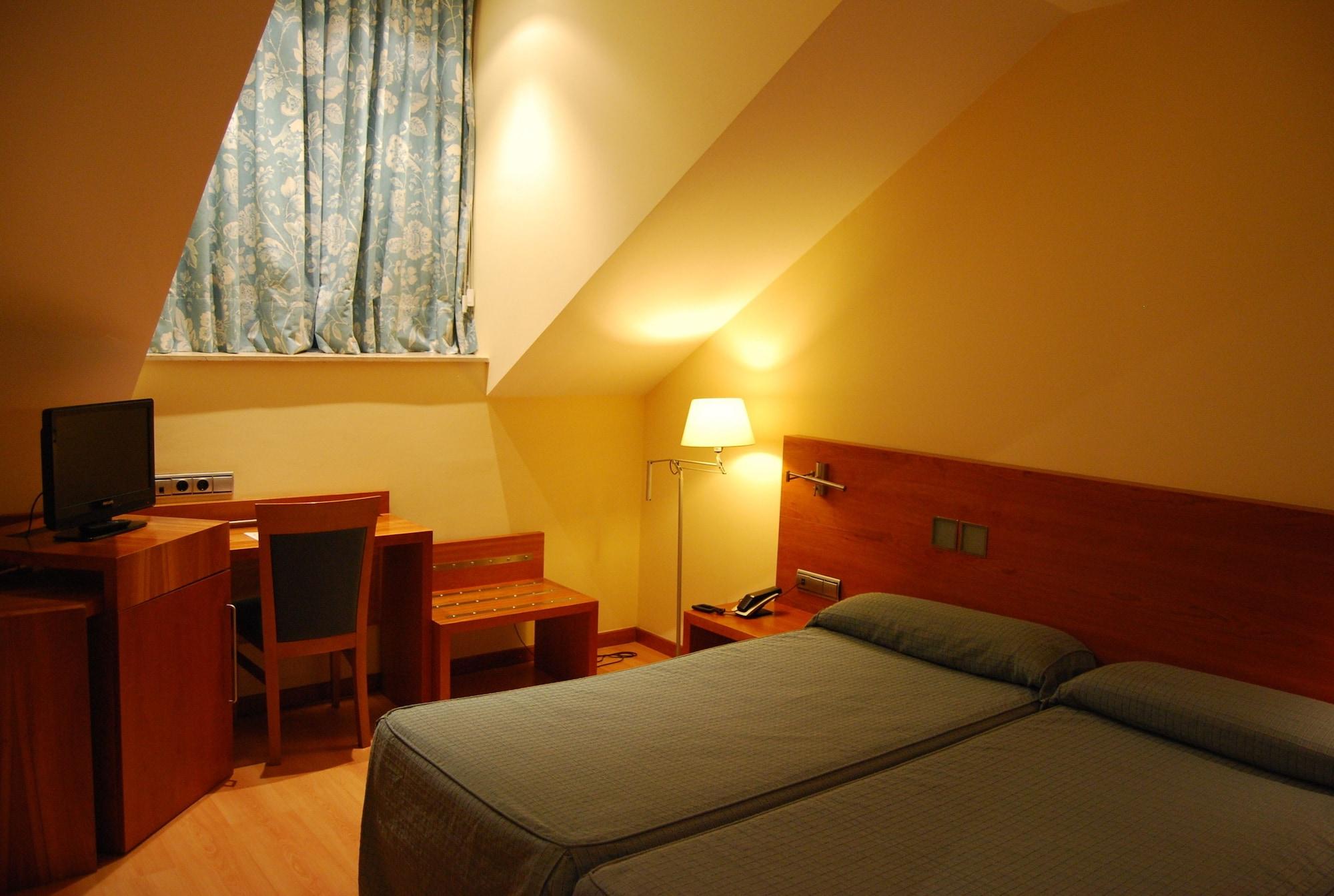 Hotel Mieres Del Camino מראה חיצוני תמונה