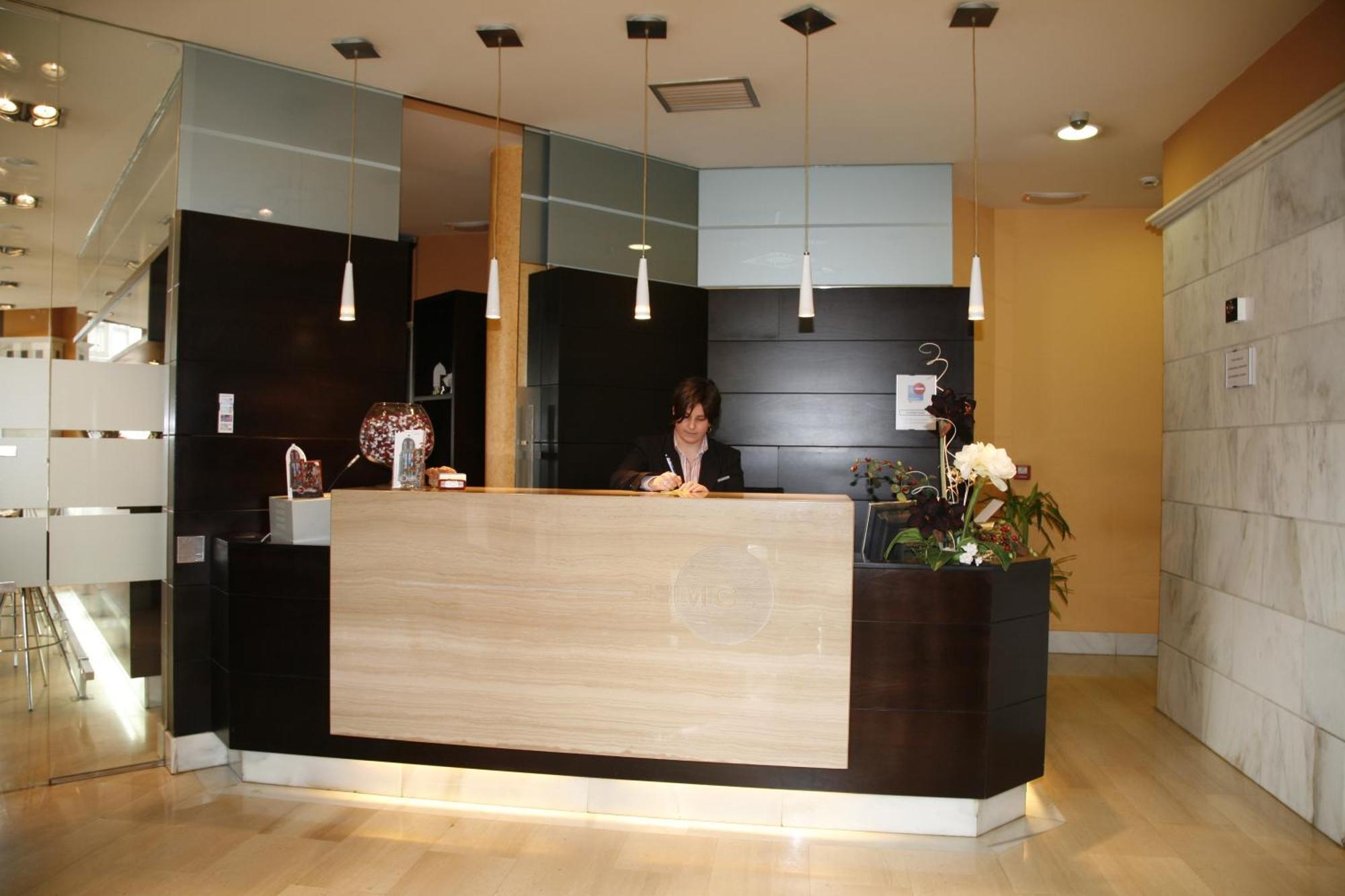 Hotel Mieres Del Camino מראה חיצוני תמונה