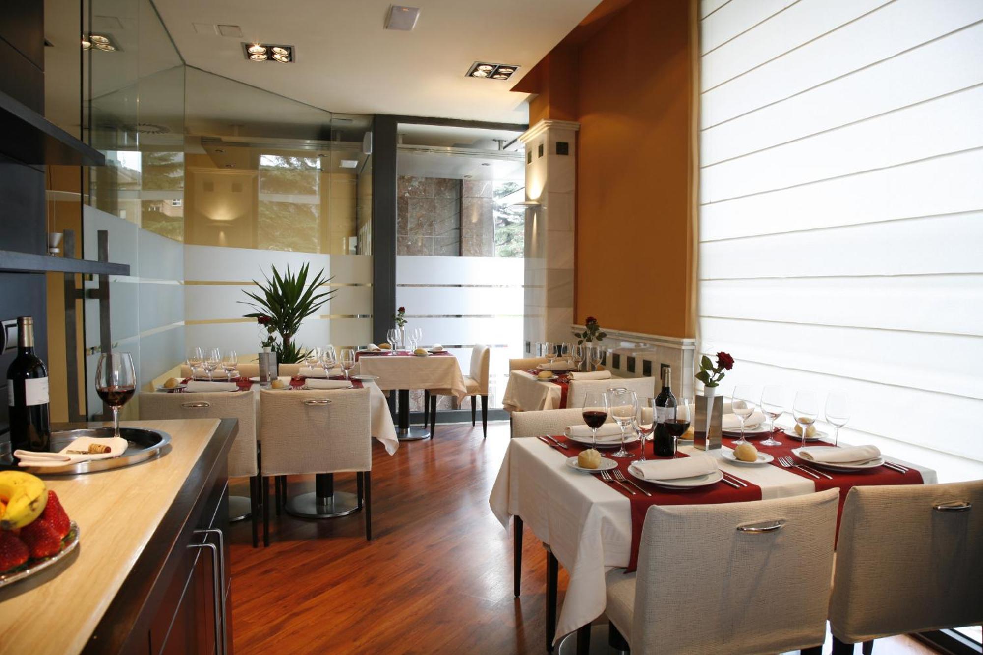 Hotel Mieres Del Camino מראה חיצוני תמונה