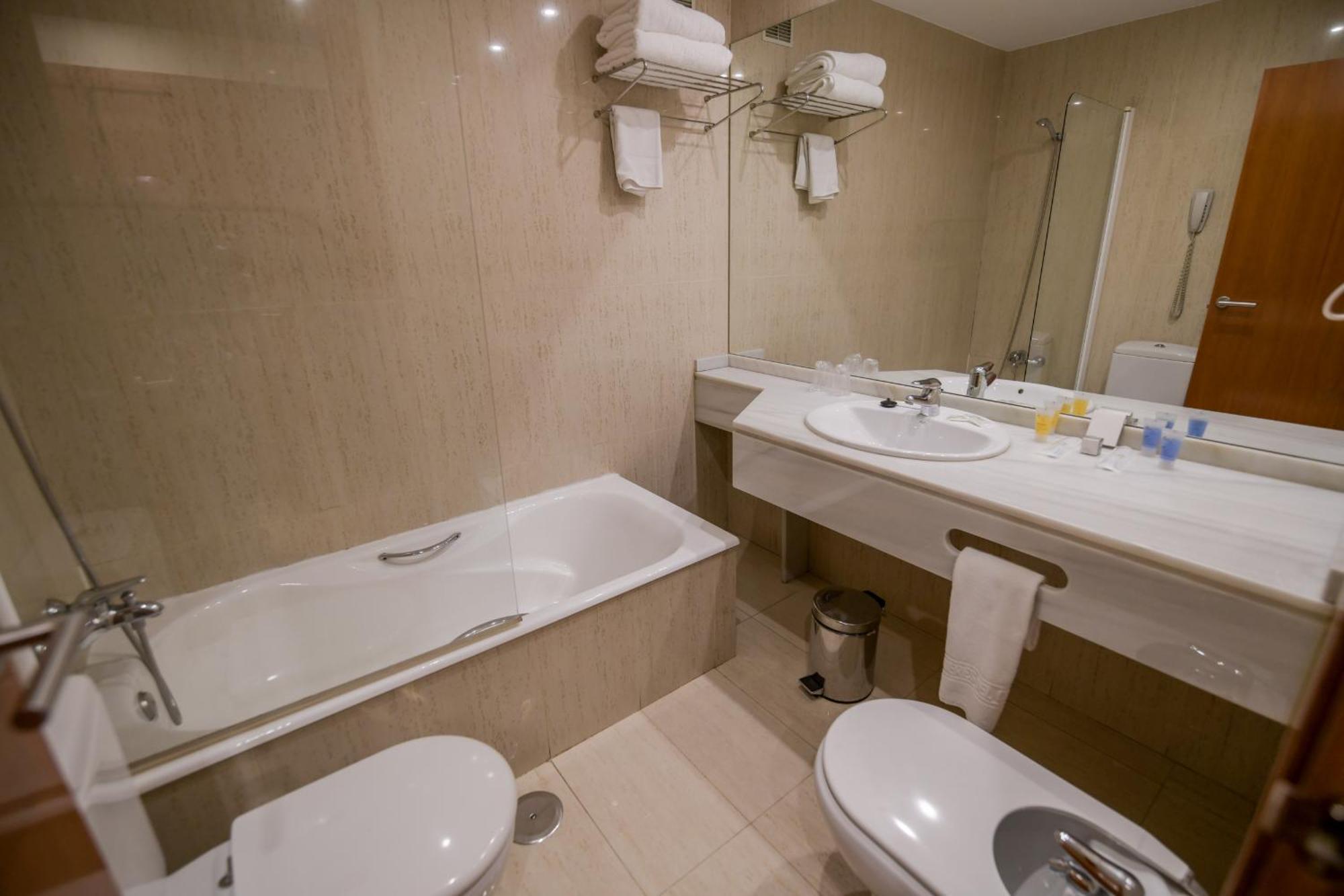 Hotel Mieres Del Camino מראה חיצוני תמונה