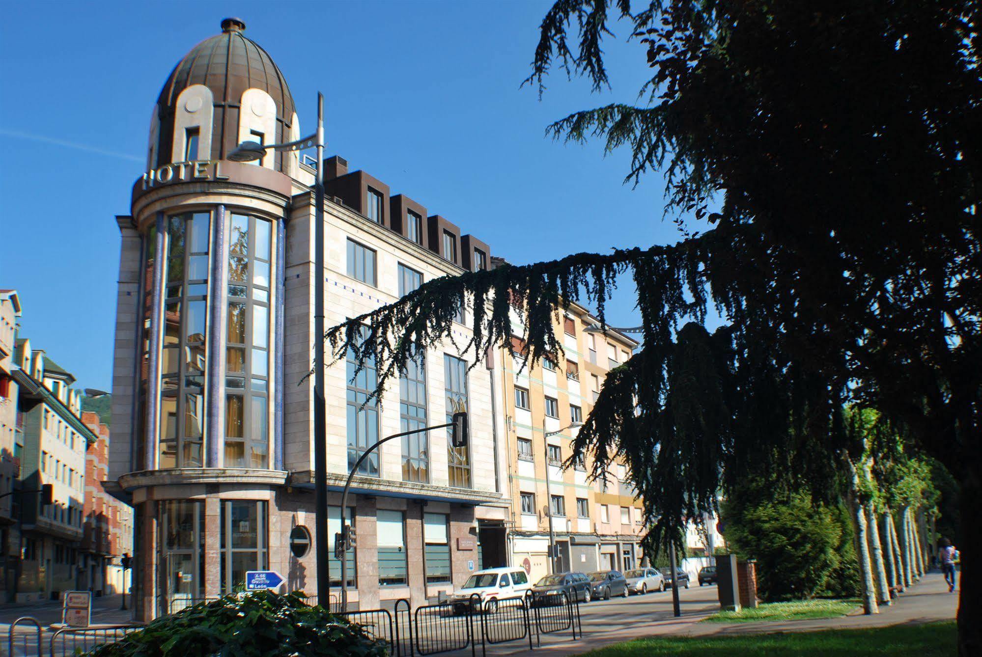 Hotel Mieres Del Camino מראה חיצוני תמונה