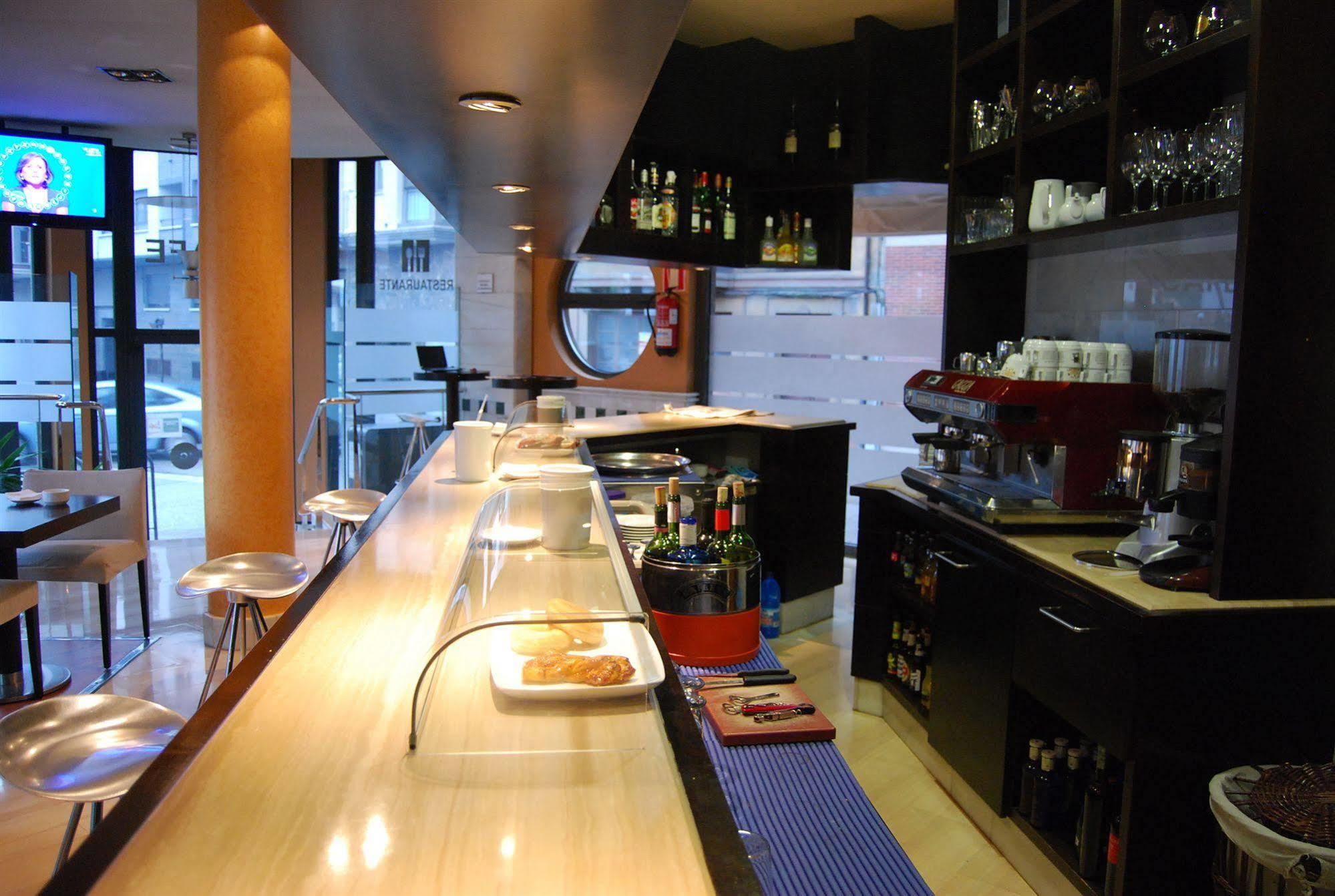 Hotel Mieres Del Camino מראה חיצוני תמונה