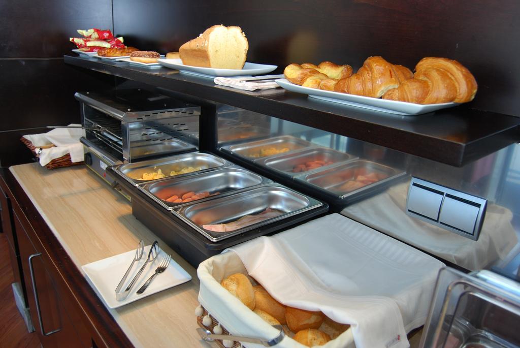 Hotel Mieres Del Camino מראה חיצוני תמונה